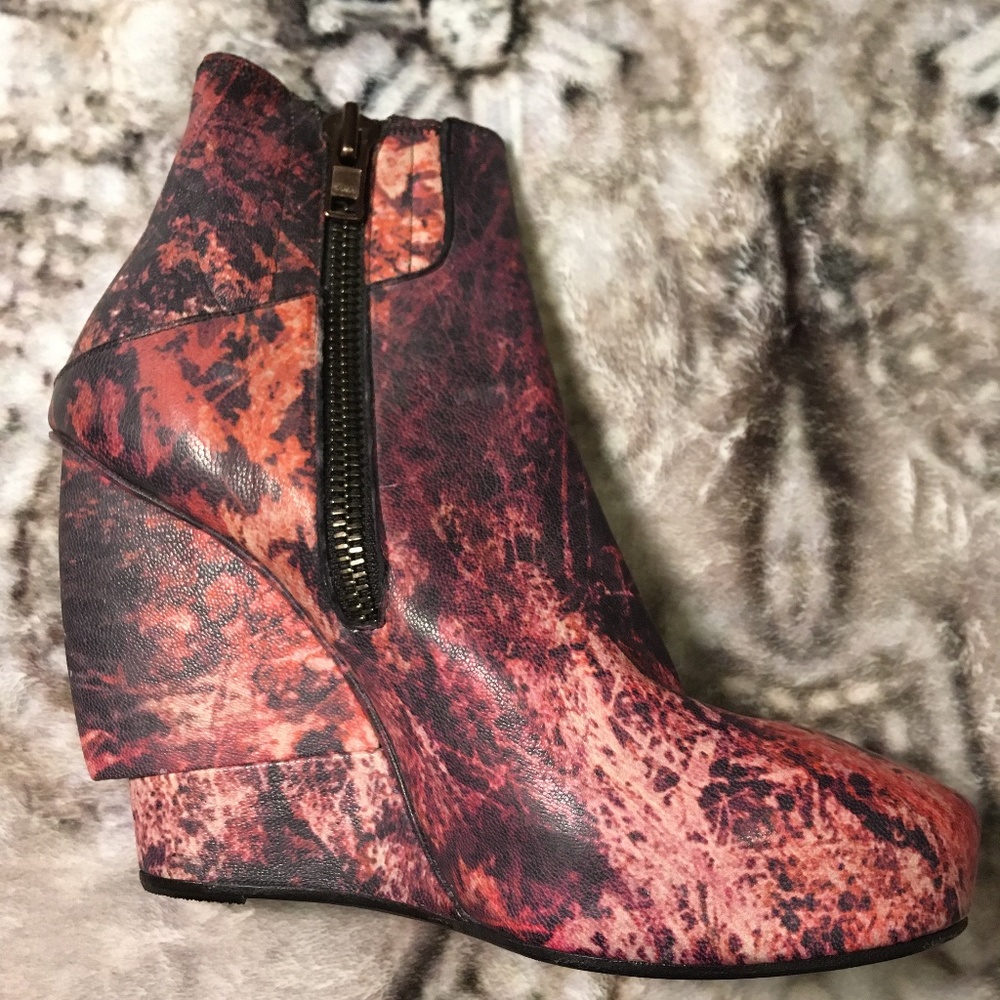 Helmut Lang Game of Thrones Black and Red Marble Leather Ankle Booties - Picture 15 of 16